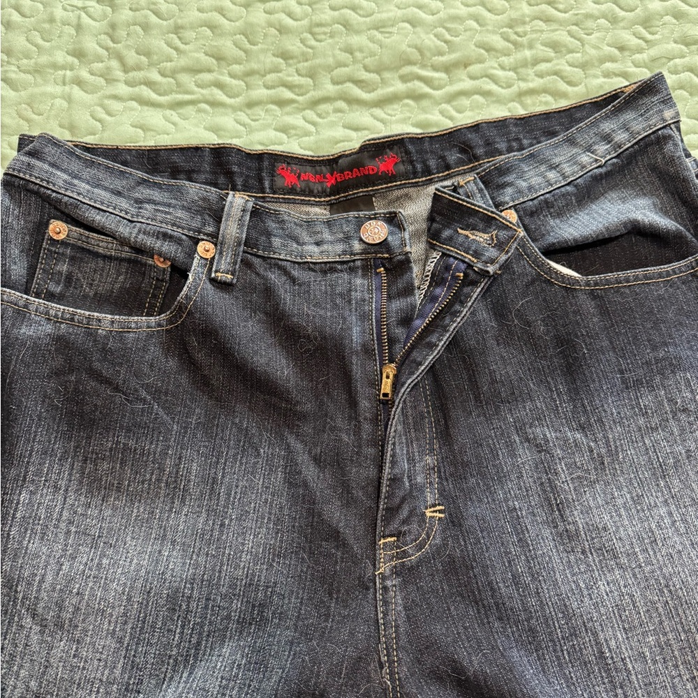 Classic Black Straight Jeans with Contrasting Stitching